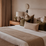 Cojines y pie de cama Casa Minter en habitación neutra con cabecera tapizada